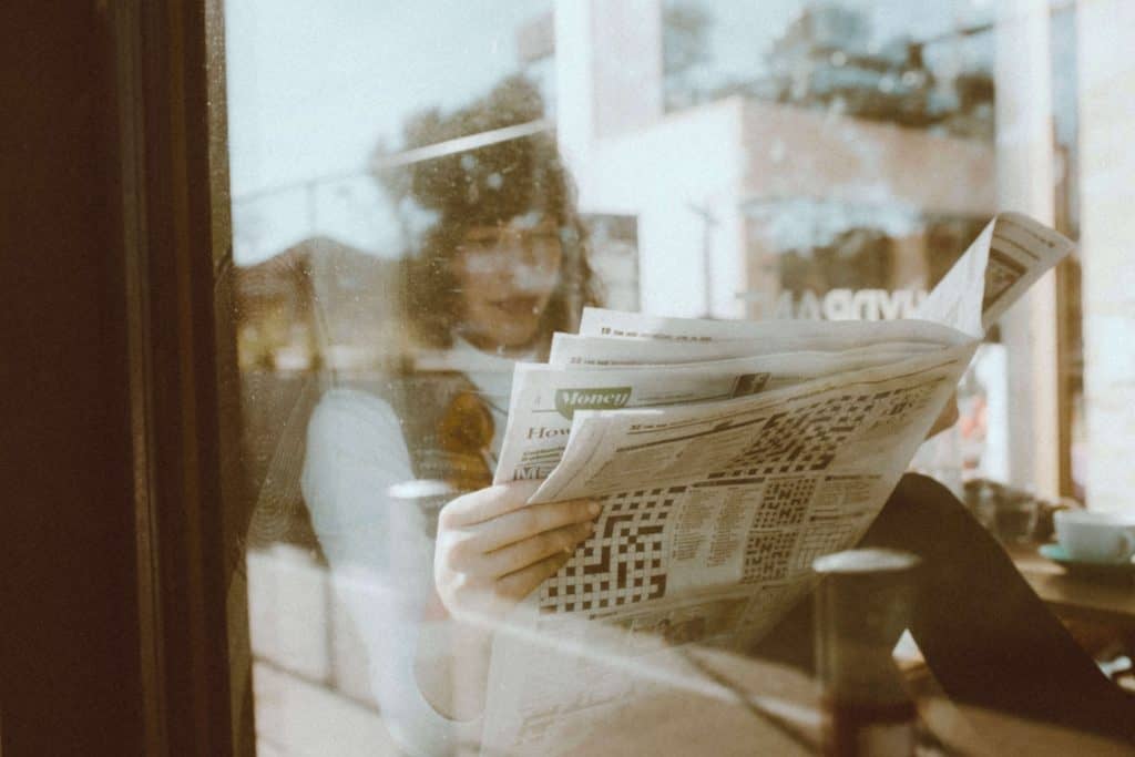 Kobieta czytająca gazetę 